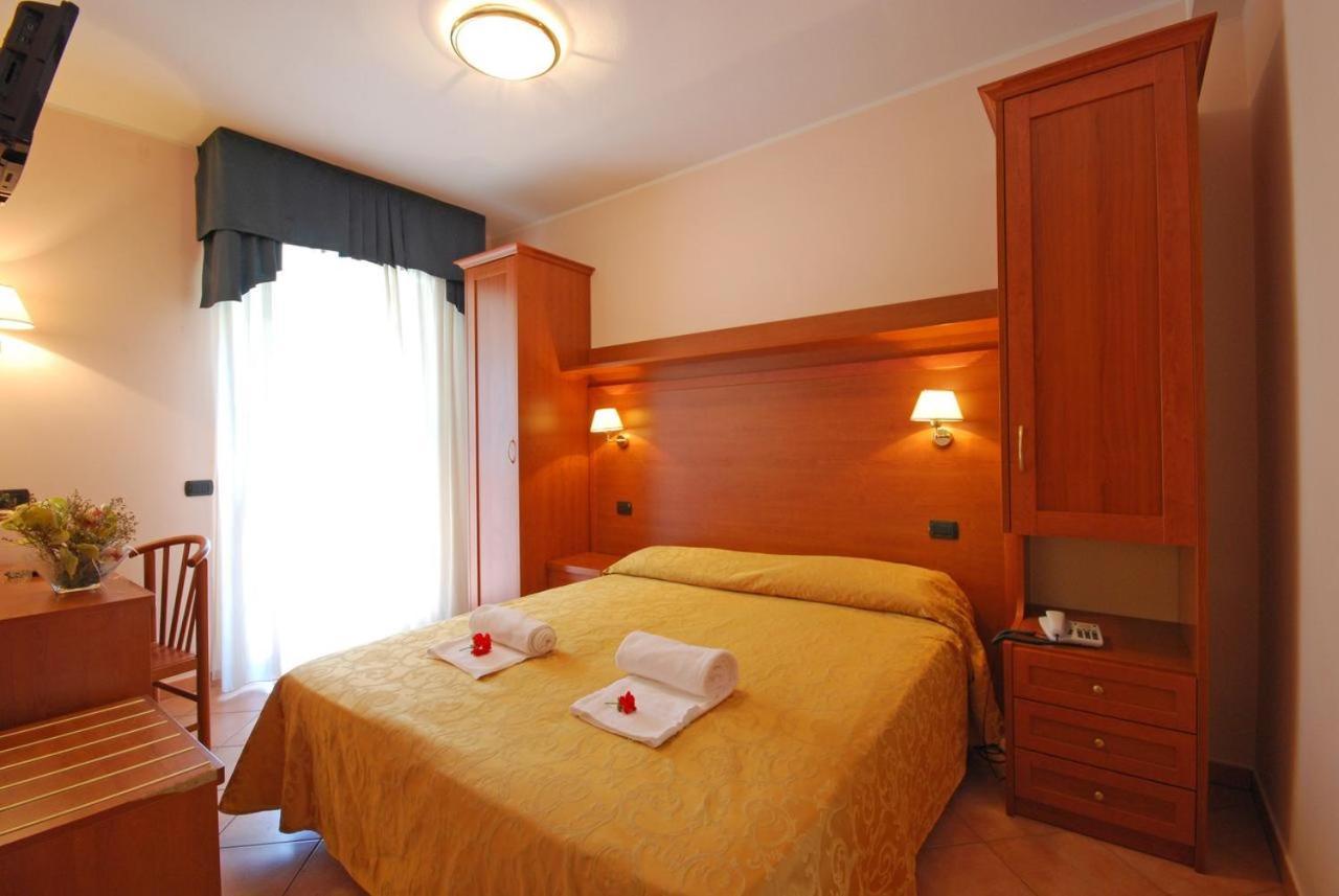 Hotel Jole Чезенатико Экстерьер фото