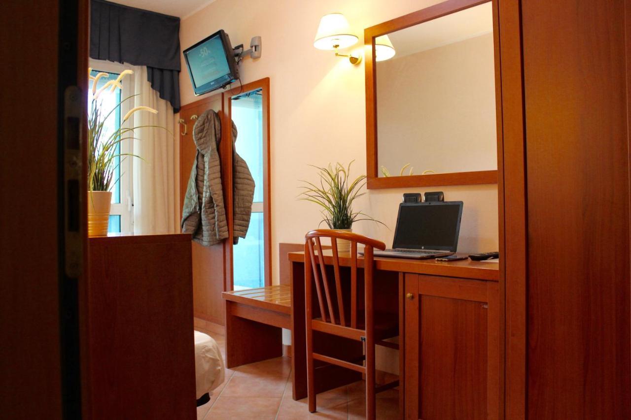 Hotel Jole Чезенатико Экстерьер фото