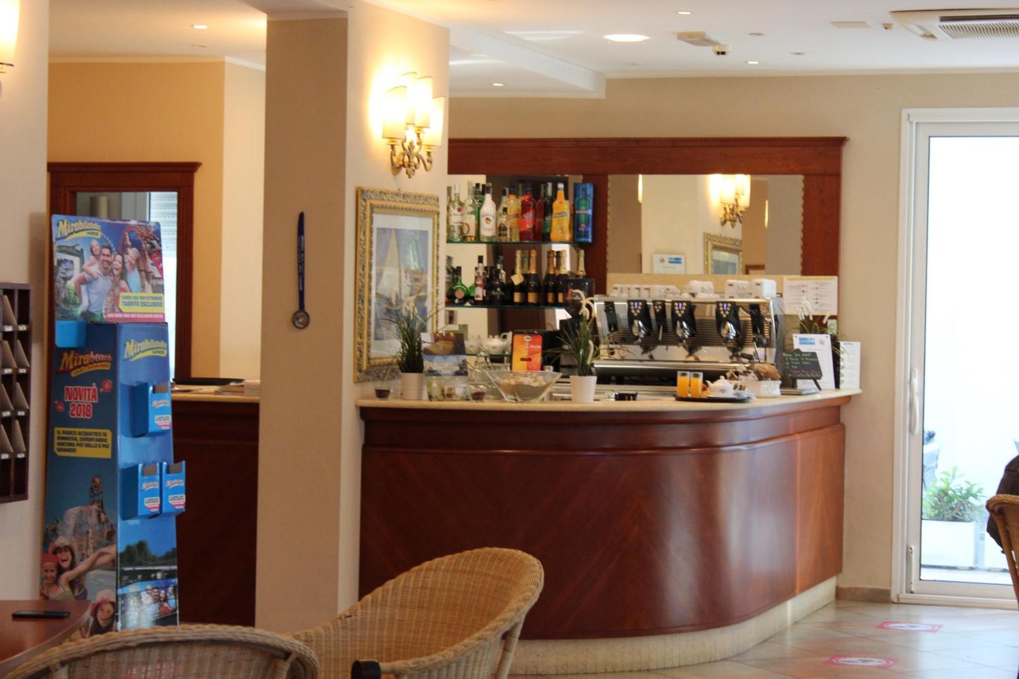 Hotel Jole Чезенатико Экстерьер фото